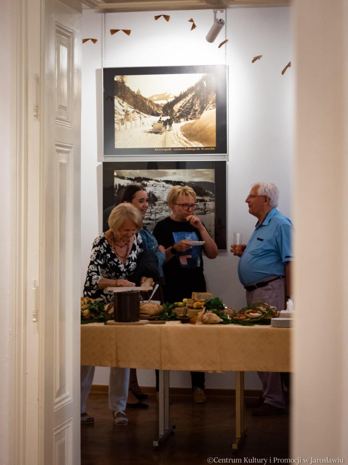 goście wernisażu „Kresowy pejzaż Henryka Poddębskiego”