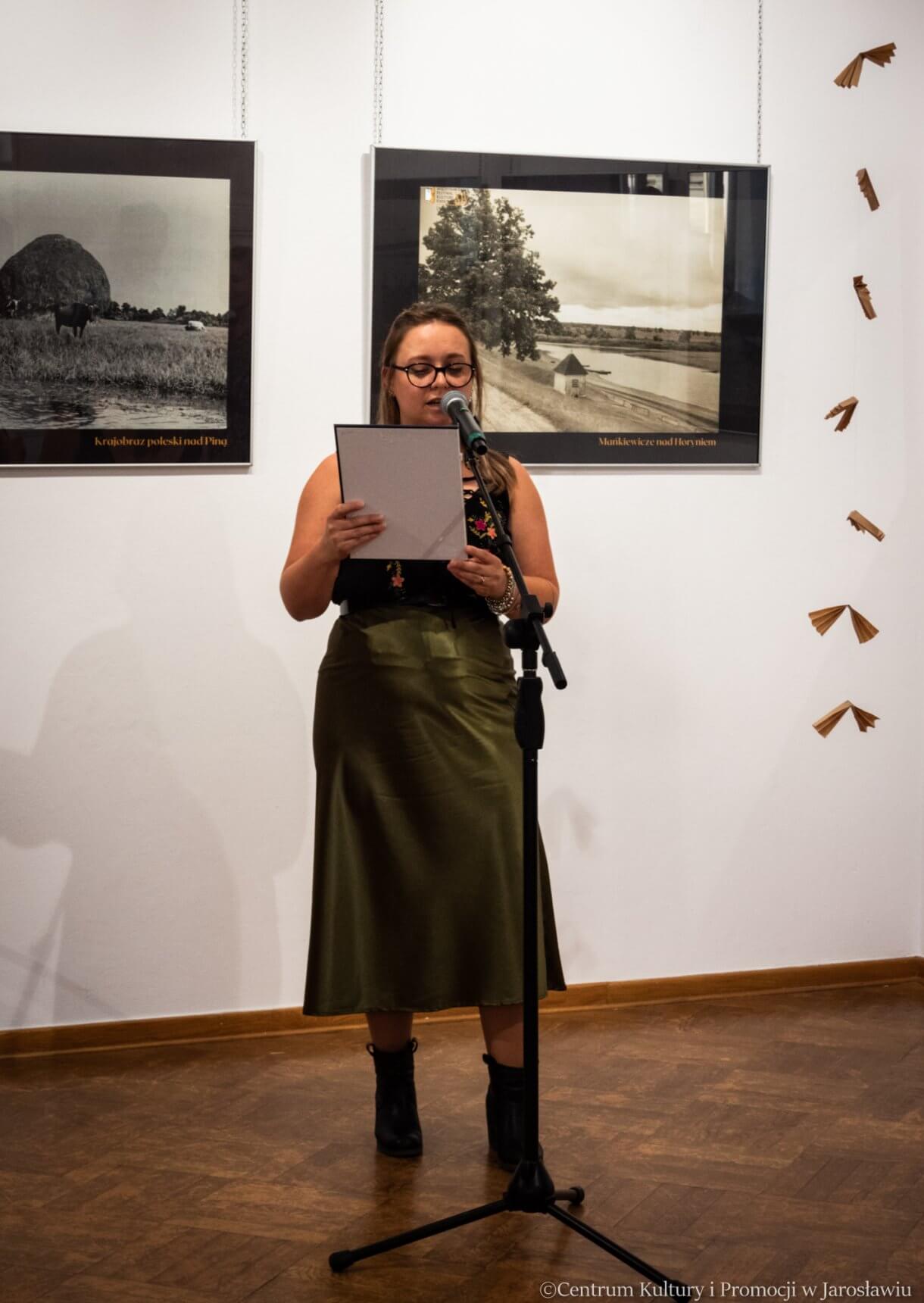 prowadząca wernisaż uczestnicy wernisażu „Kresowy pejzaż Henryka Poddębskiego”