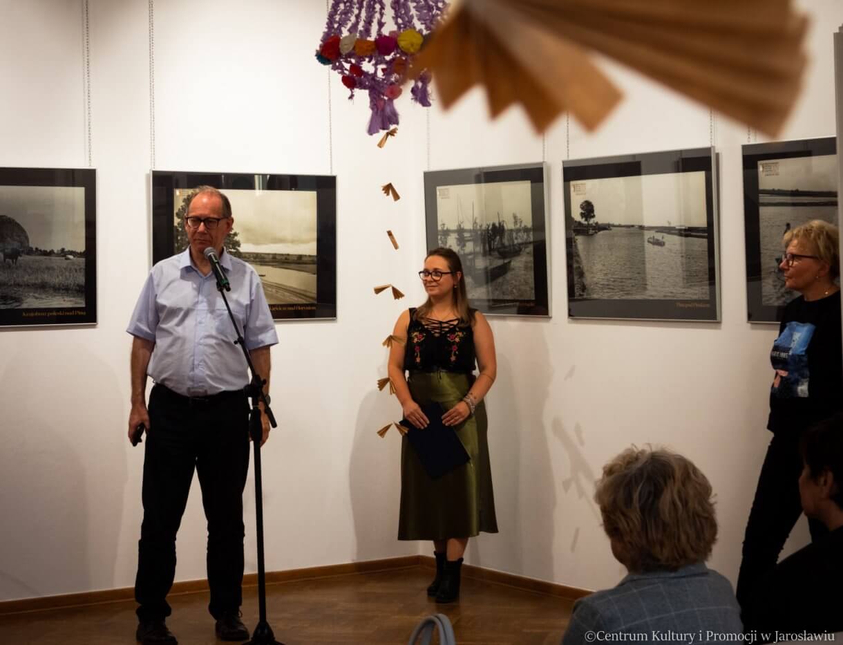 uczestnicy wernisażu „Kresowy pejzaż Henryka Poddębskiego”