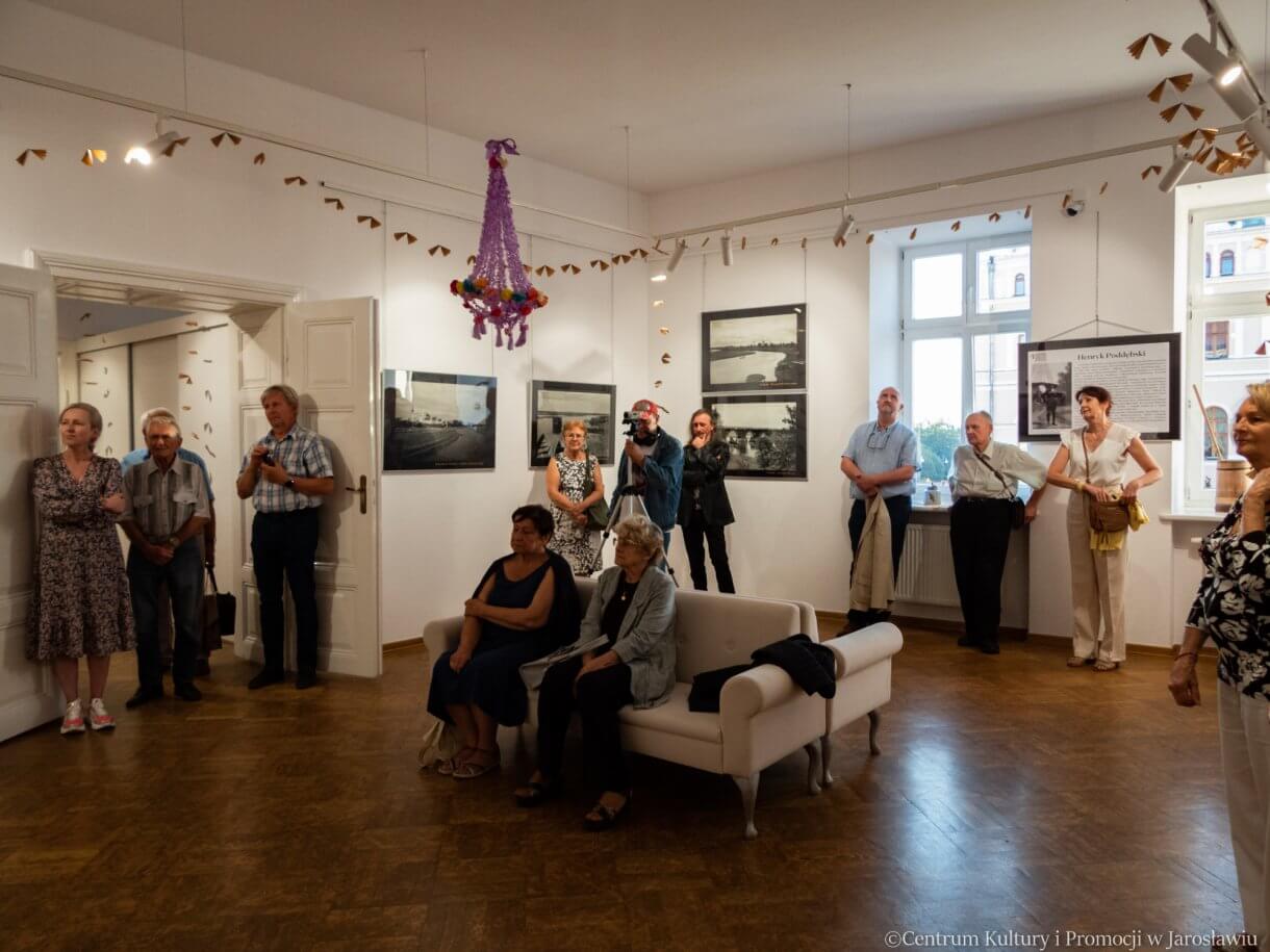 uczestnicy wernisażu „Kresowy pejzaż Henryka Poddębskiego”