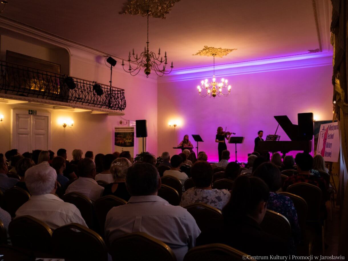 Dagmara Moskwa z Łukaszem Stanisławczykiem i Małgorzatą Wybraniec podczas koncertu w ramach XIV MFKK