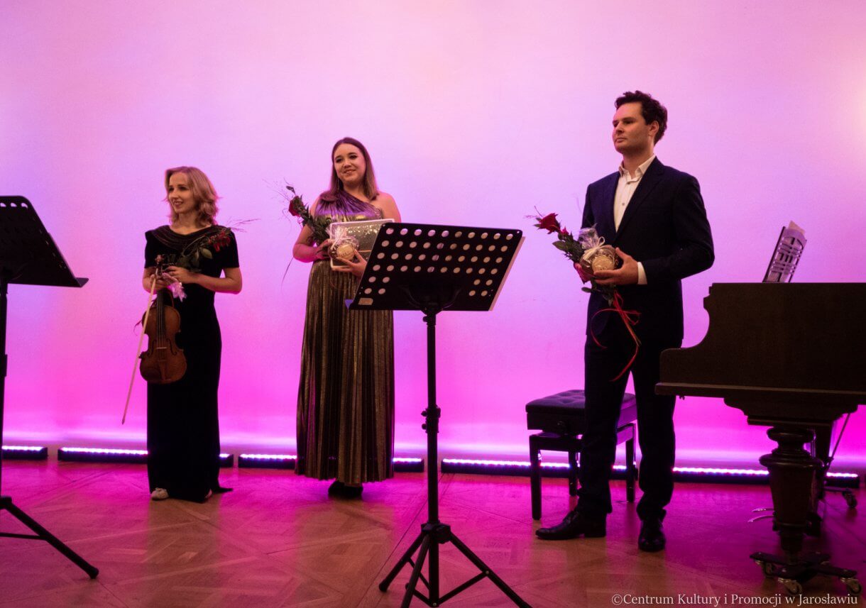 Dagmara Moskwa z Łukaszem Stanisławczykiem i Małgorzatą Wybraniec podczas koncertu w ramach XIV MFKK