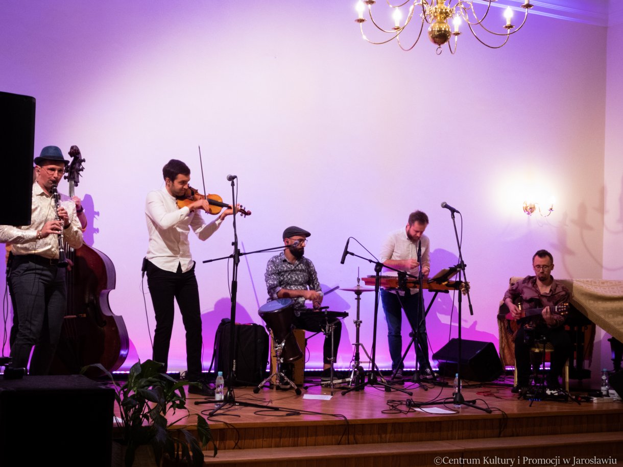 członkowie zespołu OPA CUPA podczas występu w ramach XIV MFKK