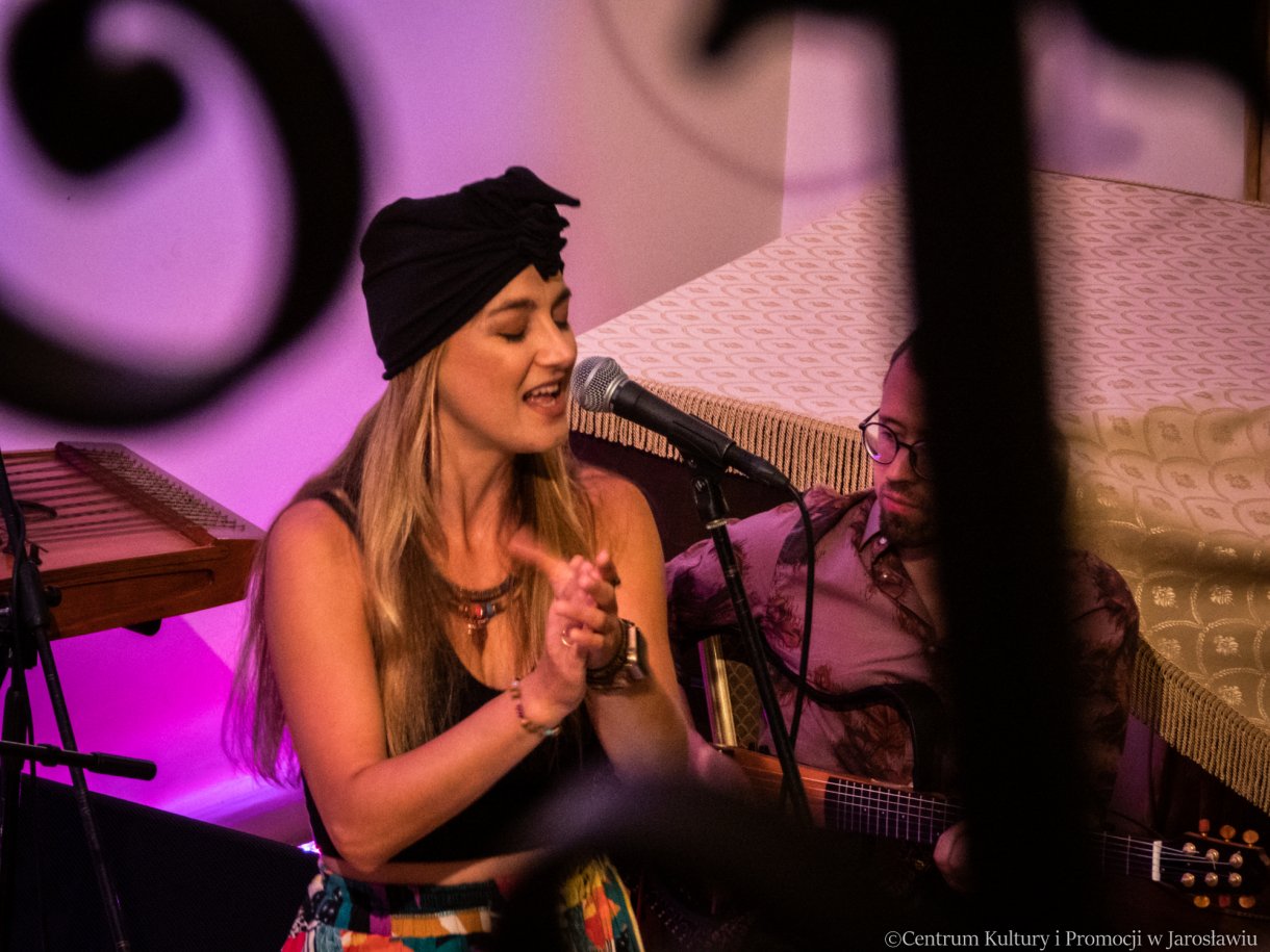 wokalistka - zespół Opa Cupa podczas koncertu w ramach IXV MFKK w Jarosławiu