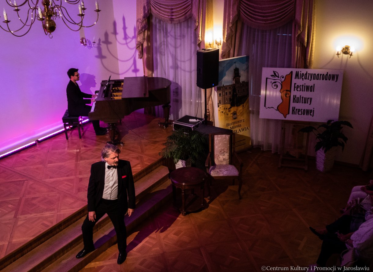 członek lwowskiego kabareta artystycznego 