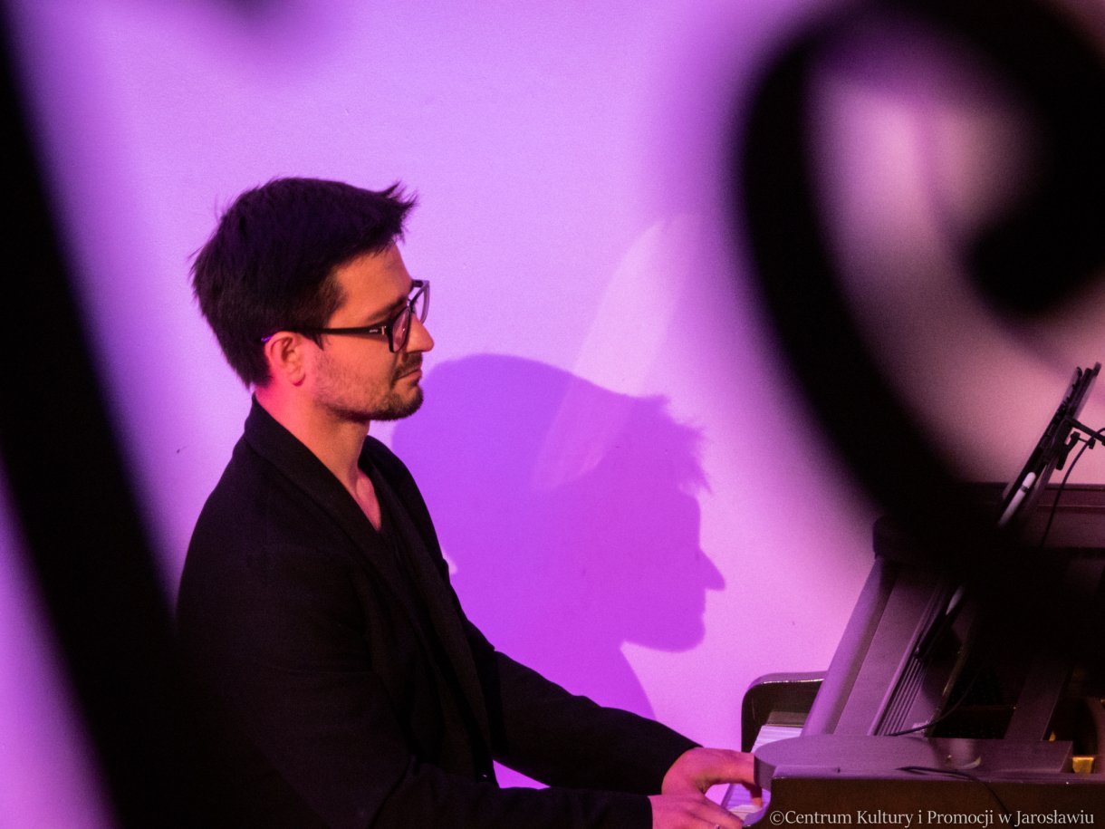 pianista - członek lwowskiego kabareta artystycznego 