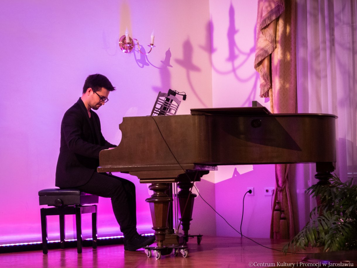 członek lwowskiego kabareta artystycznego 