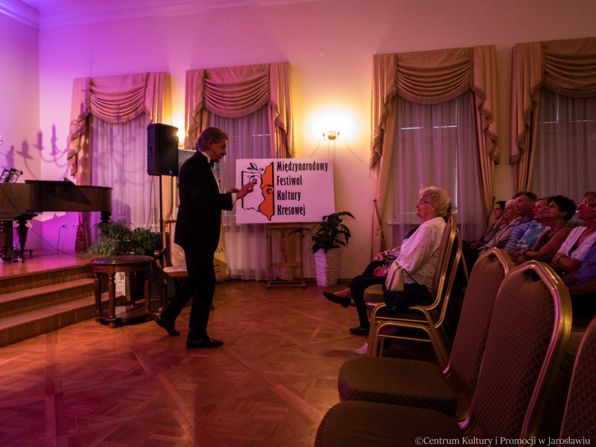 interakcja zpublicznością - członek lwowskiego kabareta artystycznego 