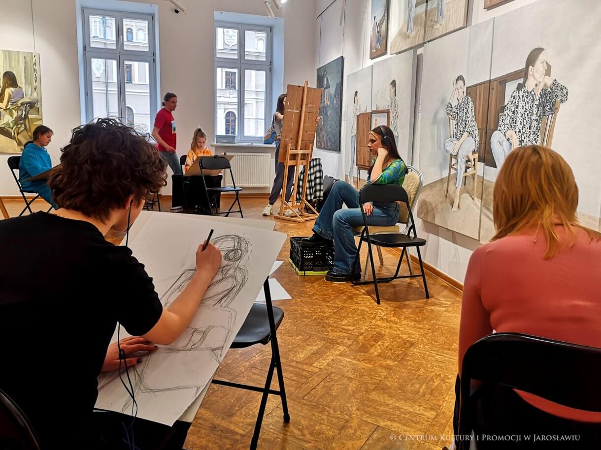 uczestnicy pracowni rysunku odręcznego i Malarstwa