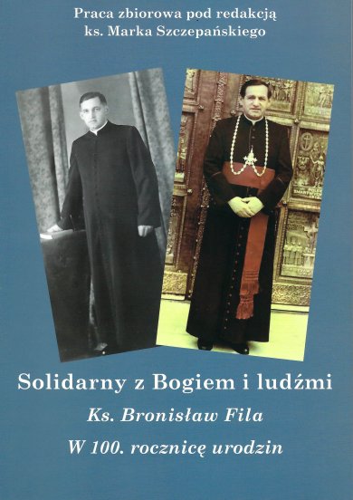 „Solidarny z Bogiem i Ludźmi. Ksiądz Bronisław Fila. W 100. rocznicę urodzin.” „Solidarny z Bogiem i Ludźmi. Ksiądz Bronisław Fila. W 100. rocznicę urodzin.”  Publikacja to praca zbiorowa pod redakcją ks. Marka Szczepańskiego. Bronisław Fila (1922-1985) święcenia kapłańskie otrzymał w roku 1949 , a do jarosławskiej fary trafił w roku 1951. W swojej posłudze przebył drogę od wikariusza, przez katechetę i opiekuna ministrantów do proboszcza, który to urząd objął w roku 1966. Dla wielu jarosławian jest on postacią niezwykłą, legendarną, zasłużoną na wielu polach. Nawet w czasach komunistycznych z wielkim zaangażowaniem budował kościół duchowo i materialnie. To za jego kadencji wykonano ogrom prac remontowo-budowalnych przy kościele. Z wielkim zaangażowaniem przywracał również prawdy historyczne i upamiętniał za pomocą tablic pamiątkowych o charakterze historyczno-patriotycznym w powiązaniu z historią Jarosławia. Ks. Bronisław Fila był opiekunem duchowym Oddziału Zarządu Regionu Niezależnego Samorządnego Związku Zawodowego „Solidarność”. Publikację wzbogacają liczne fotografie. Rok: 2022 Liczba stron: 135 Oprawa miękka Cena: 25 zł Zapraszamy do zakupu stacjonarnie lub wysyłkowo w Centrum Informacji Turystyczno-Kulturalnej w Jarosławiu (ul. Rynek 5, tel.: 16 624 89 89 / 881 500 889)