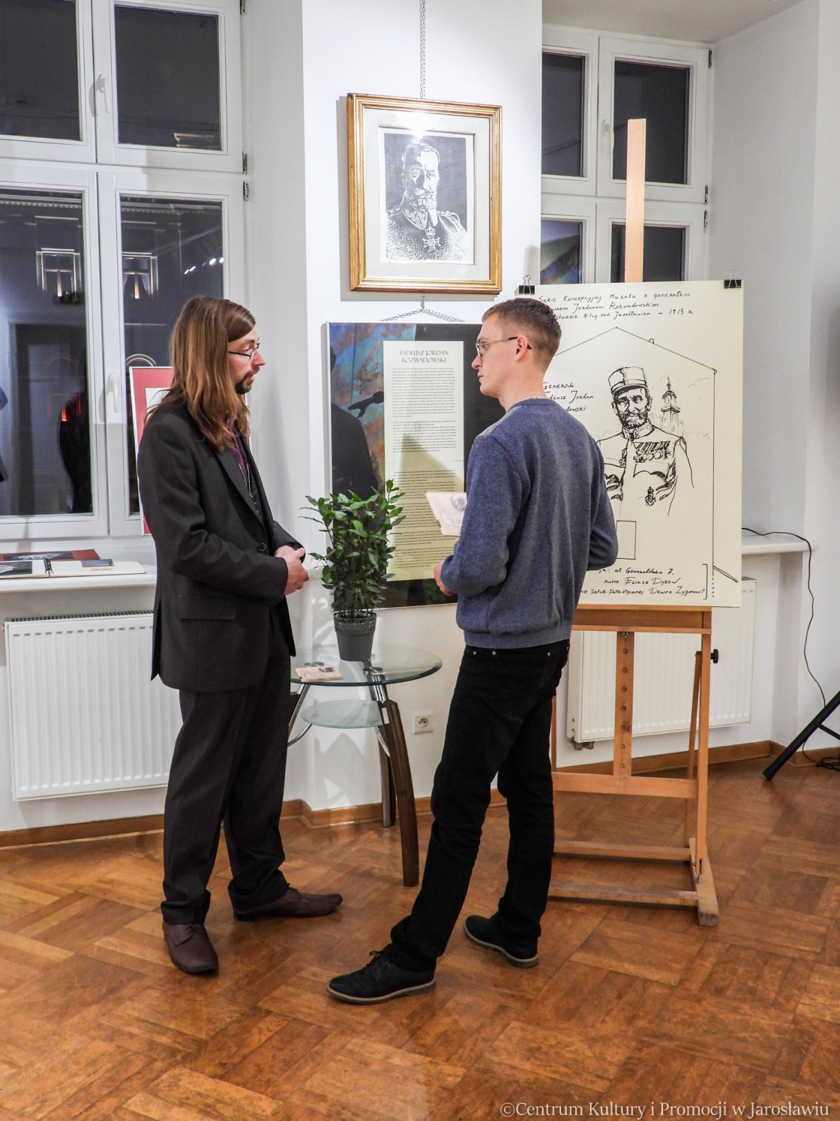 eliasz dyrow i piotr kozak podczas finisażu wystawy POKOENIA. Istnieje powód dlaczego pamiętamy