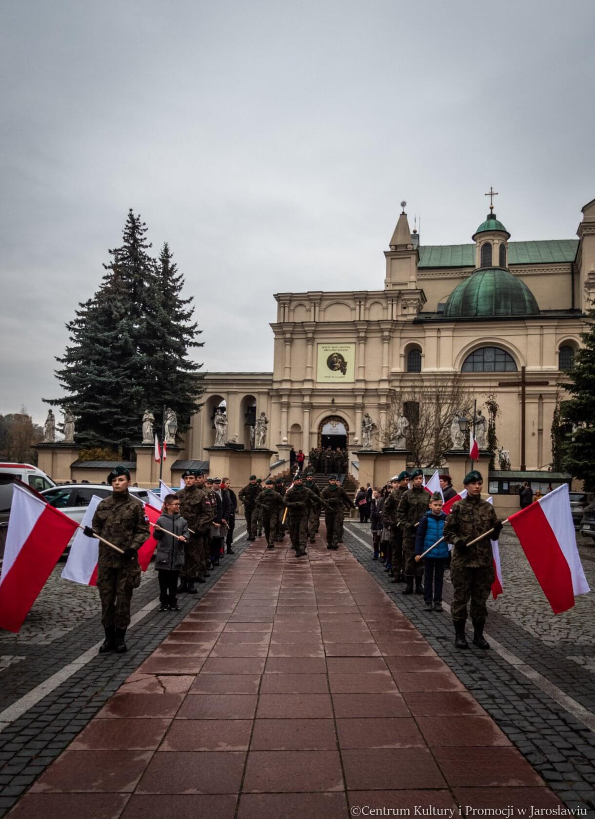 uroczyste przejście spod kolegiaty jarosławskiej na rynek gdzie miały miejsce obchody Dnia Niepodległości