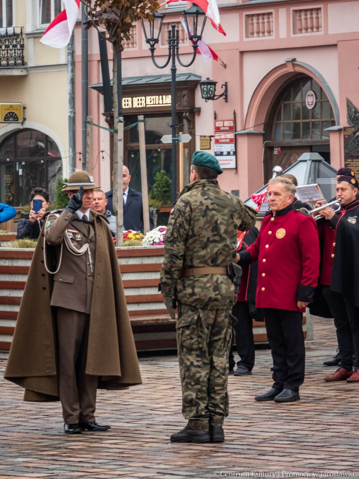 Dowódca 14 Dywizjonu Artylerii Samobieżnej gen. bryg. Wacława Wieczorkiewicza ppłk Wojciech Drapała podczas obchodów Dnia Niepodległości
