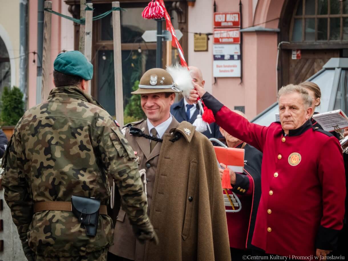 Dowódca 14 Dywizjonu Artylerii Samobieżnej gen. bryg. Wacława Wieczorkiewicza ppłk Wojciech Drapała podczas obchodów Dnia Niepodległości
