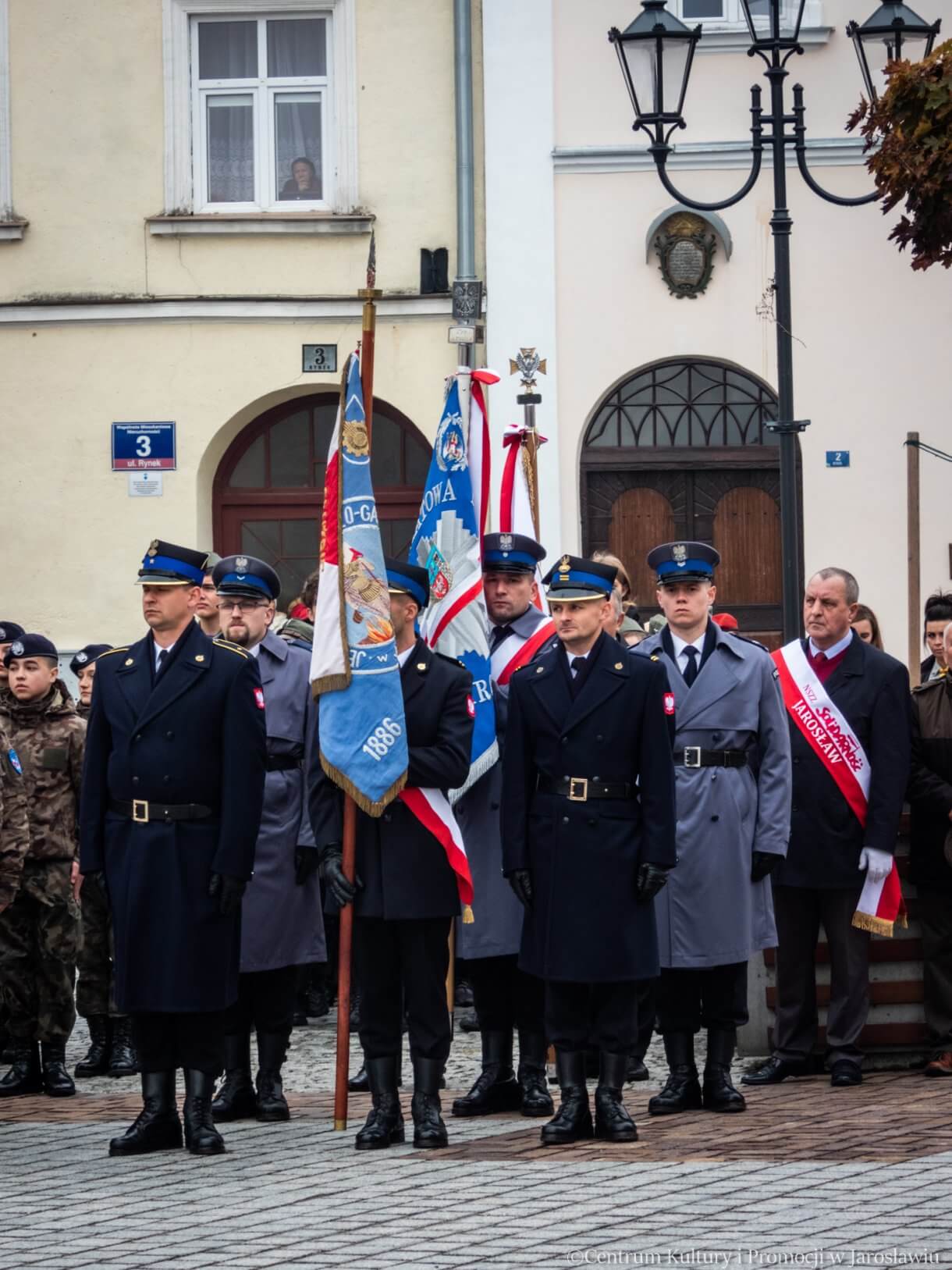 poczty sztandarowe policji i straży pożarnej podczas obchodów Dnia Niepodległości