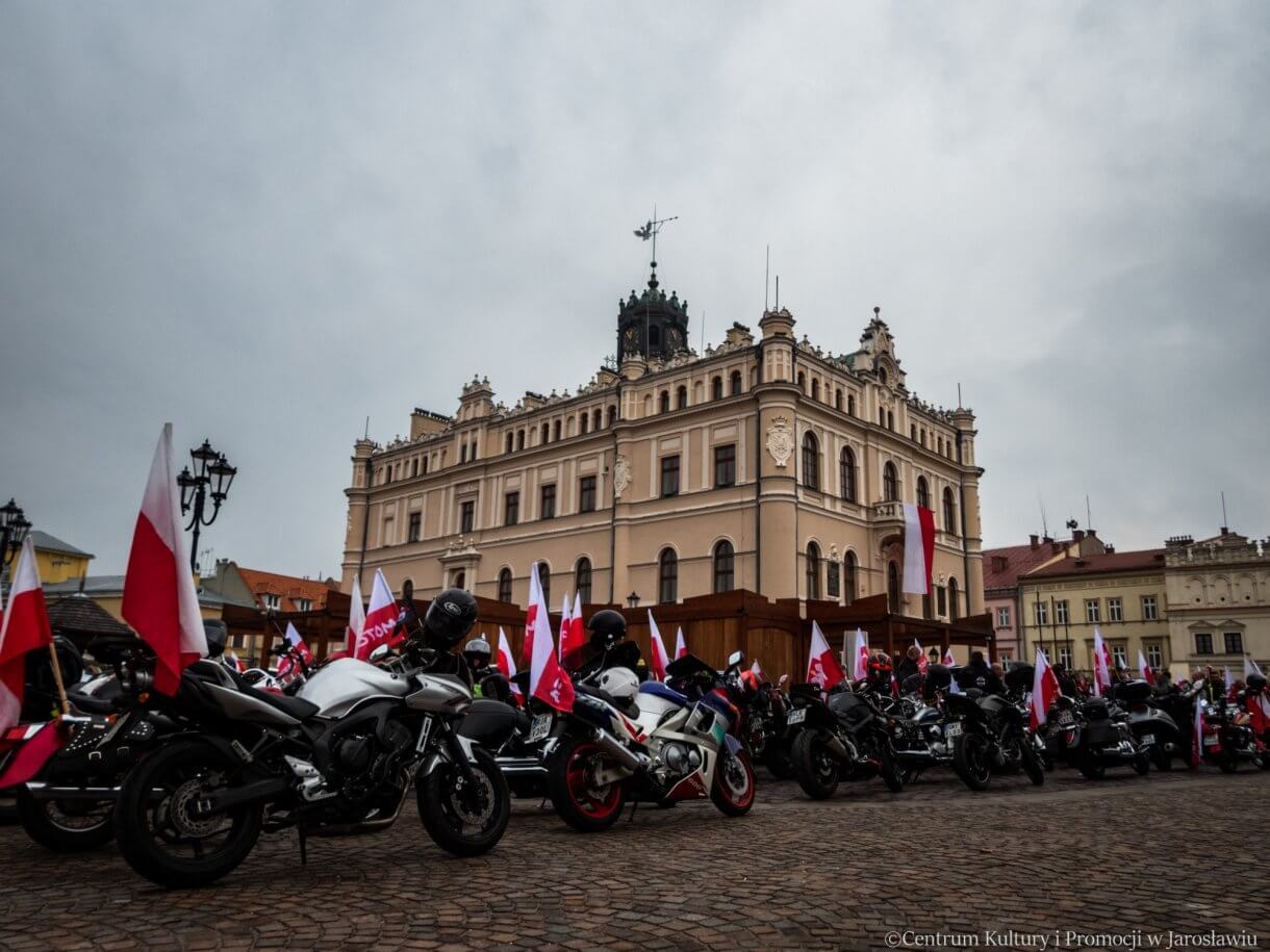 motocykle biorące udział w biało-czerownej paradzie podczas obchodów Dnia niepodległości