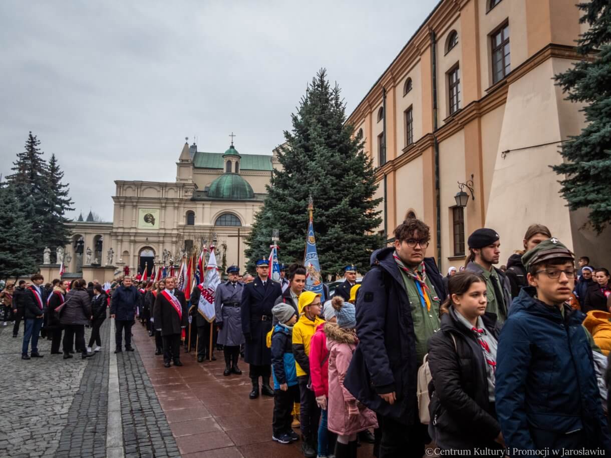 uroczyste przejście spod kolegiaty jarosławskiej na rynek gdzie miały miejsce obchody Dnia Niepodległości