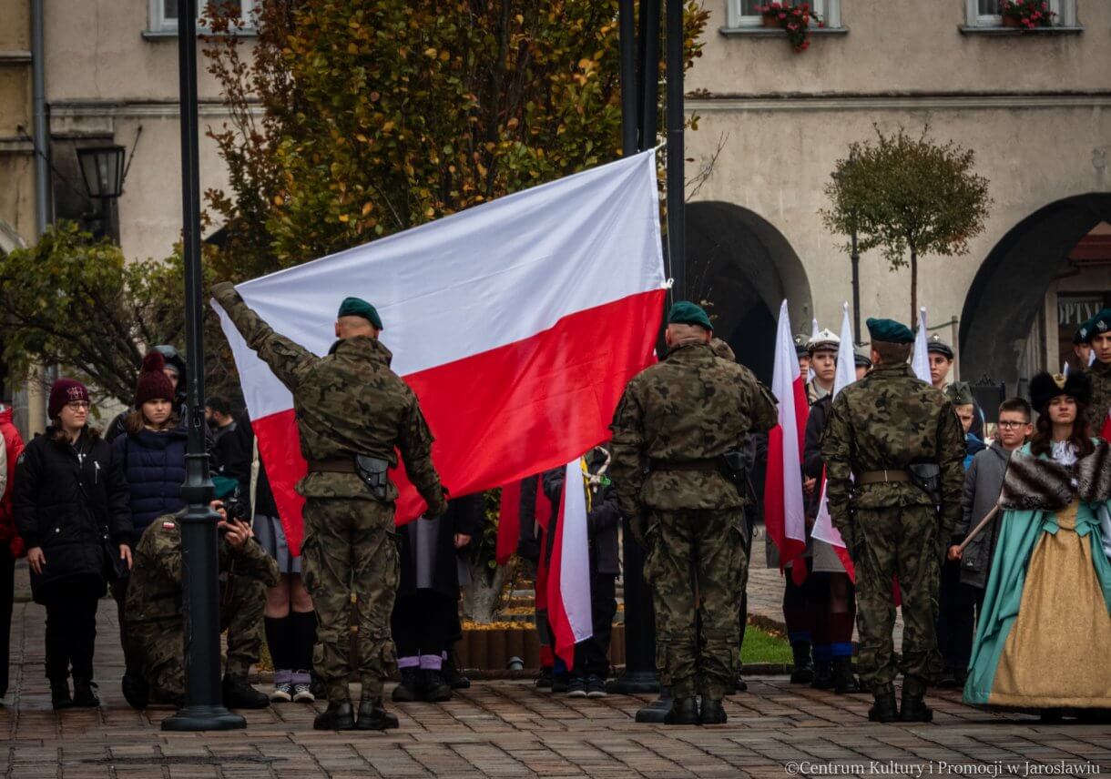 podniesienie flagi państwowej na maszt podczas obchodów Dnia Niepodległości