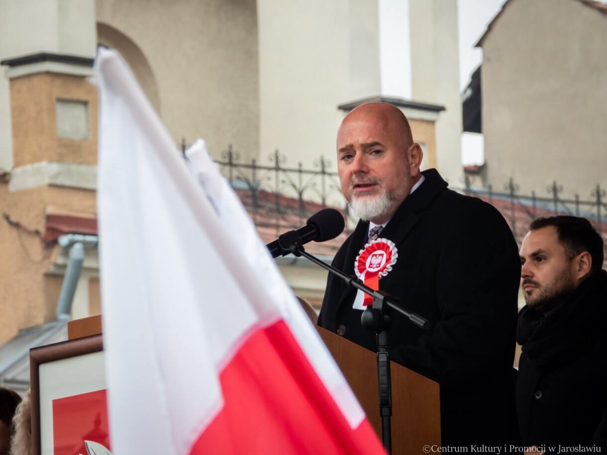 burmistrz miasta Jarosławia Waldemar Paluch wygłasza okolicznościowe przemówienie podczas obchodów Dnia Niepodległości
