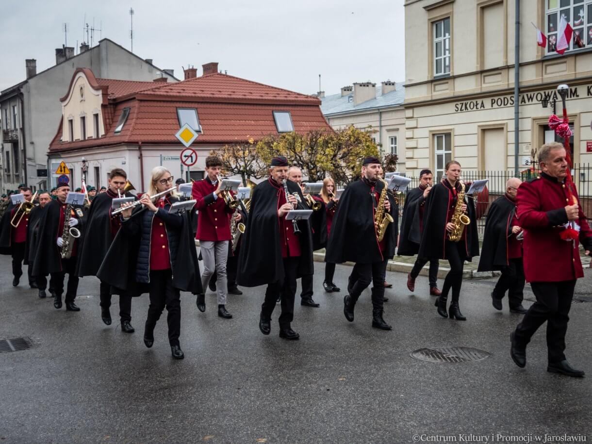 uroczyste przejście spod kolegiaty jarosławskiej na rynek gdzie miały miejsce obchody Dnia Niepodległości