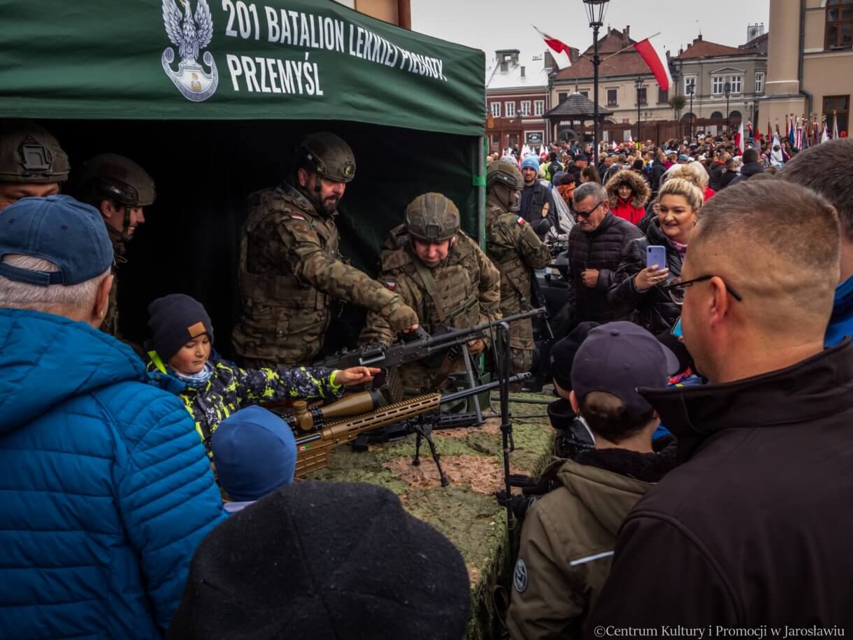 pokaz sprzętu wojskowego podczas obchodów dnia niepodległości