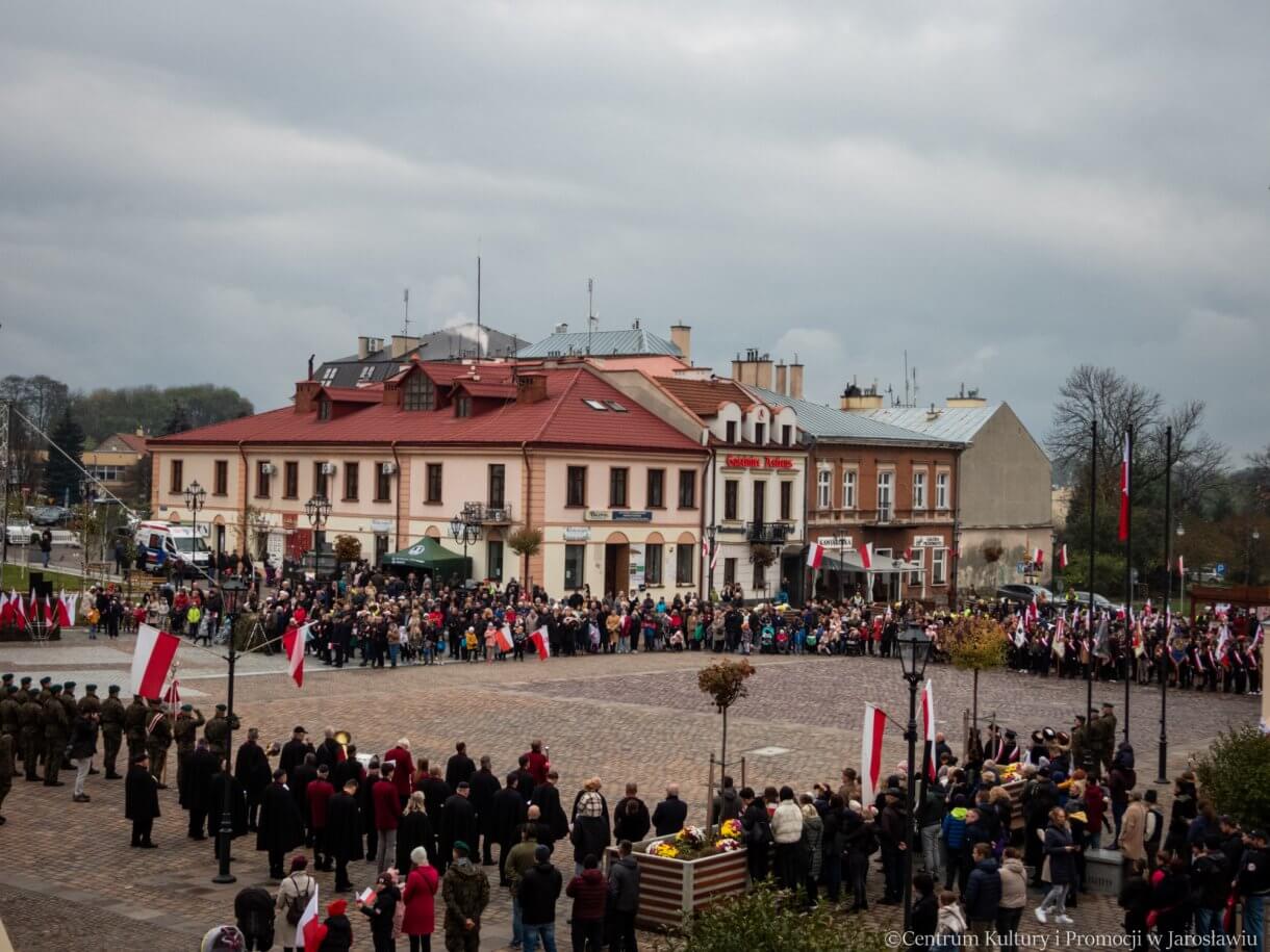 uczestnicy obchodów Dnia Niepodległości na rynku w Jarosławiu