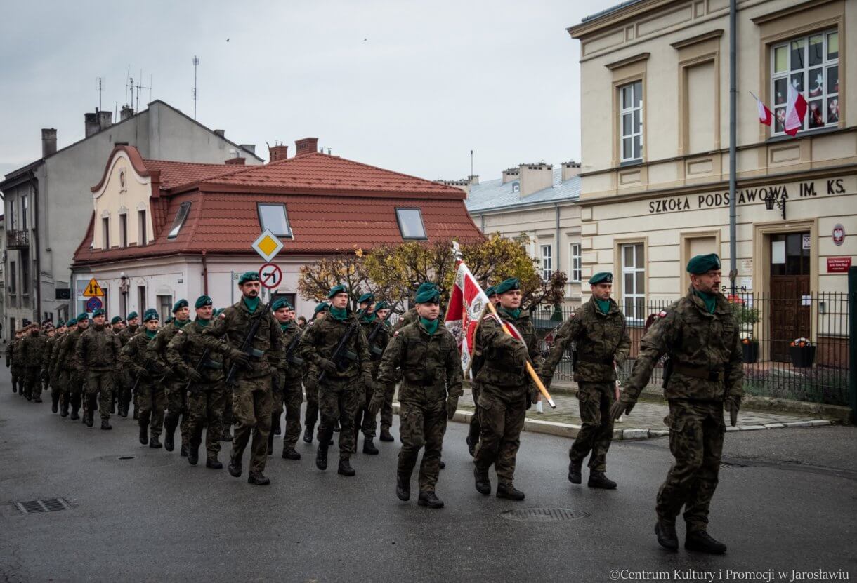 uroczyste przejście spod kolegiaty jarosławskiej na rynek gdzie miały miejsce obchody Dnia Niepodległości