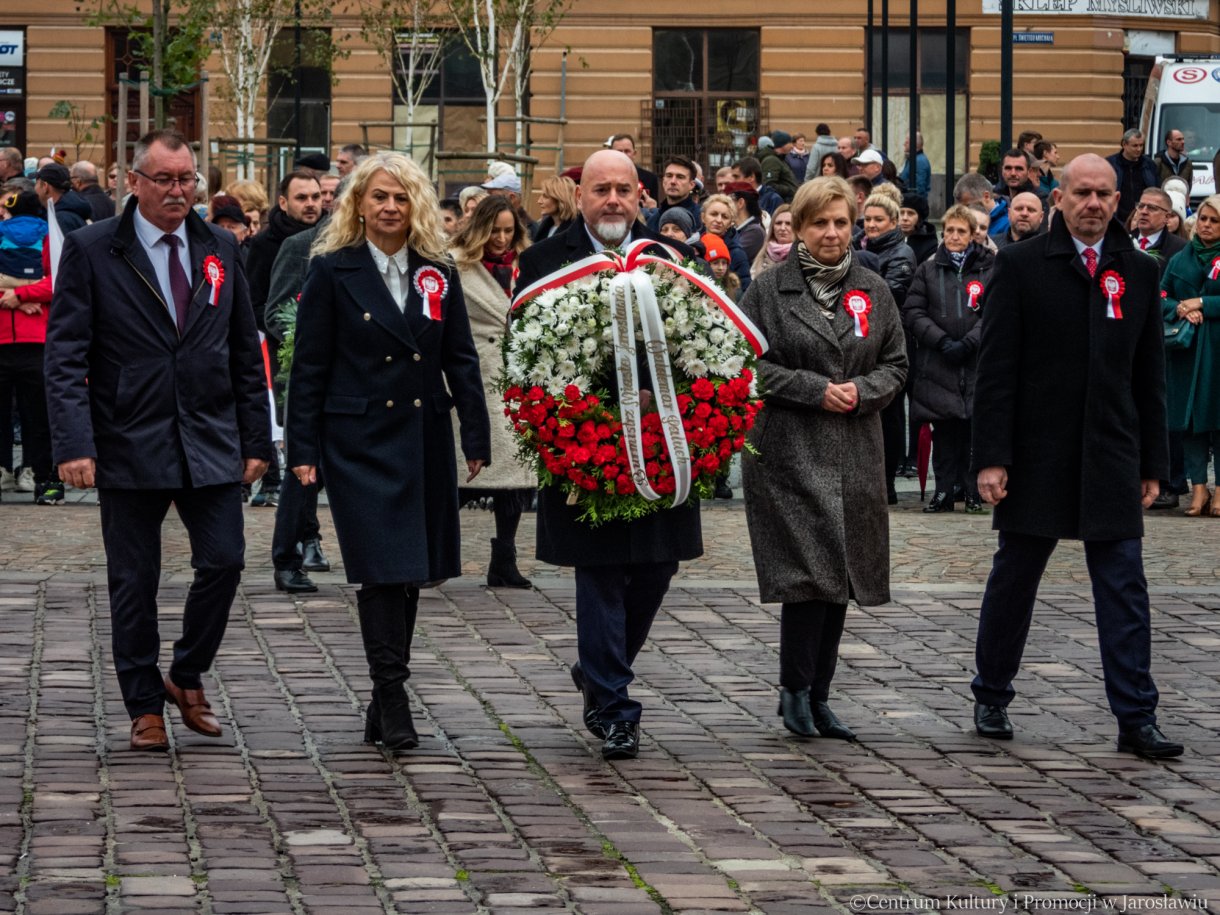 delegacja składa pamiątkowe wiązanki kwiatów podczas obchodów święta niepodległości