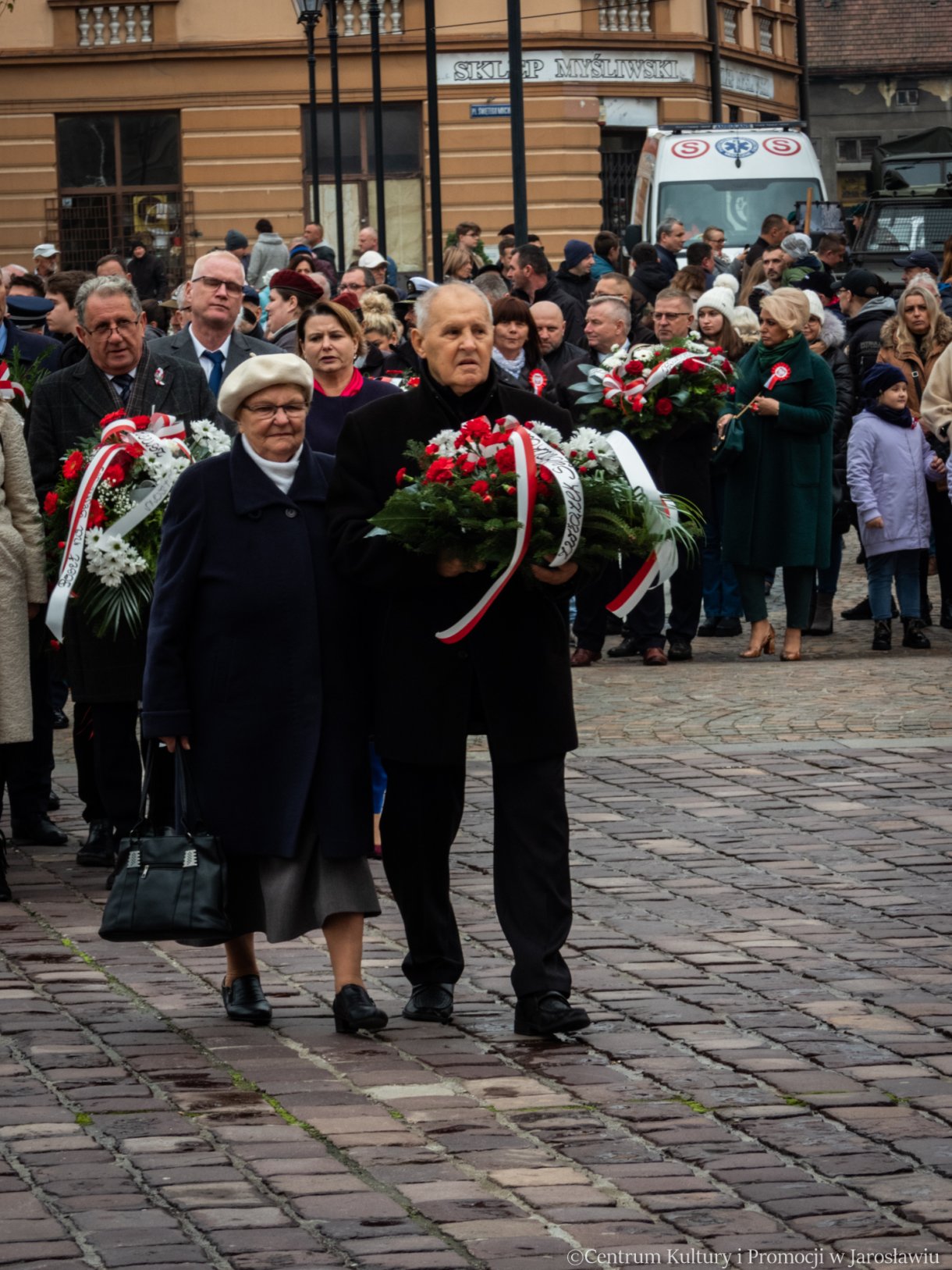 delegacja składa pamiątkowe wiązanki kwiatów podczas obchodów święta niepodległości
