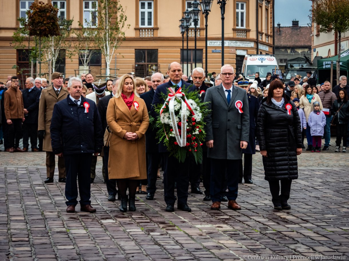 delegacja składa pamiątkowe wiązanki kwiatów podczas obchodów święta niepodległości