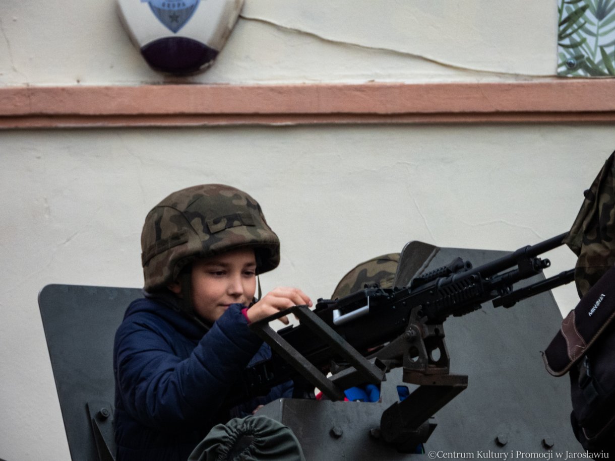 uczestnik obchodów dnia niepodległości na rynku w jarosławiu przy pokazie sprzętu wojskowego