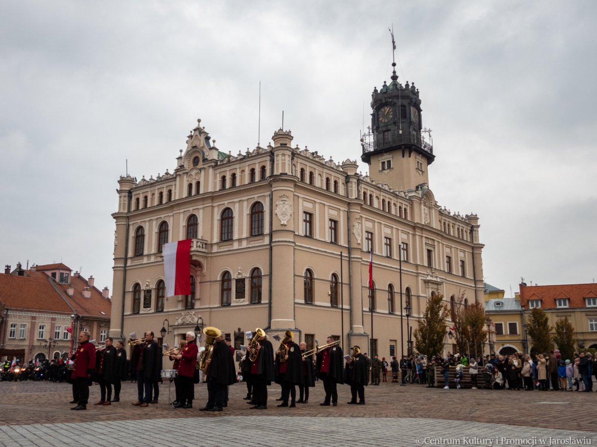 orkiestra dęta Laudate dominum podczas obchodów dnia niepodległości w tle ratusz miejski