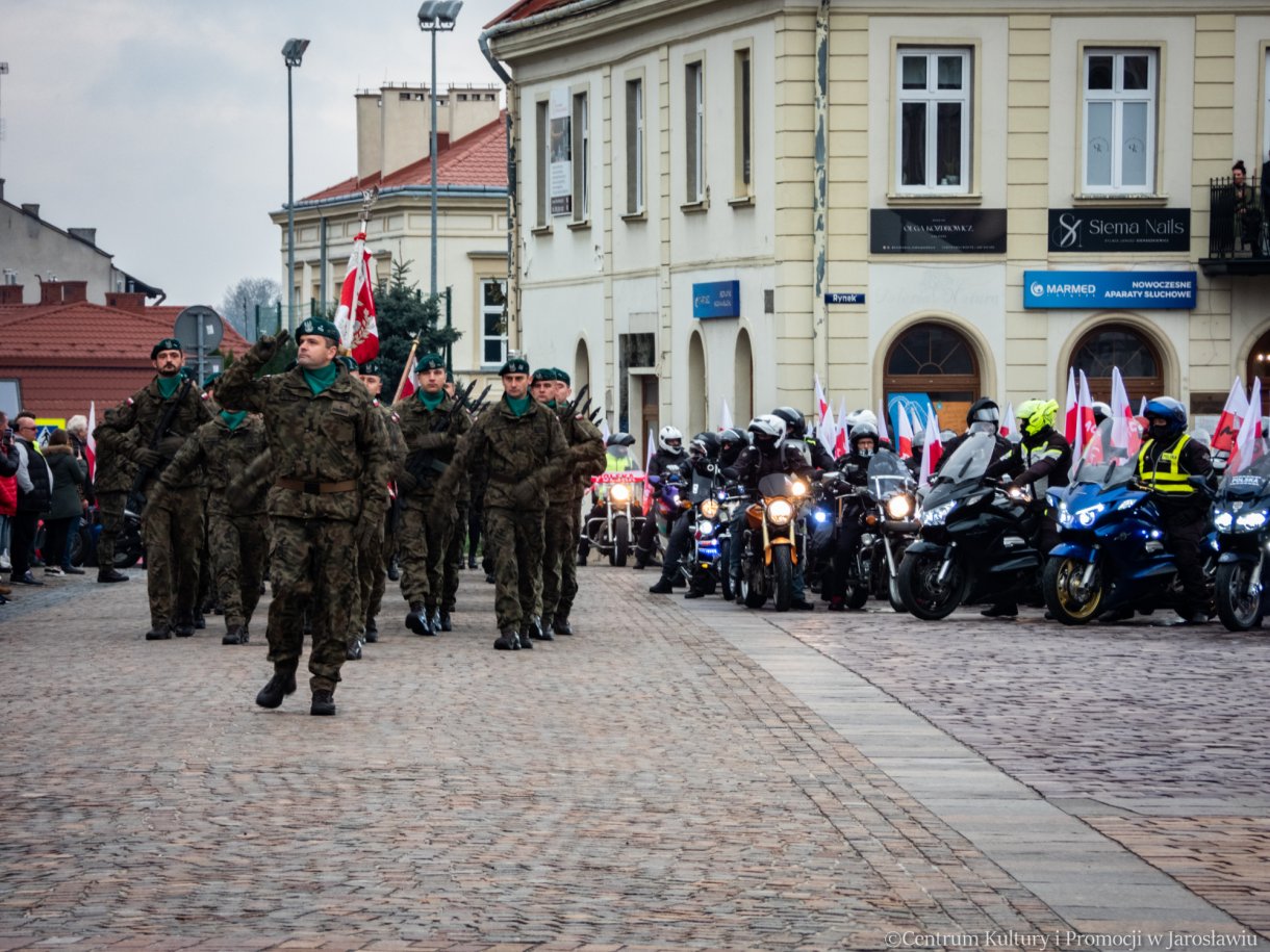 defilada pododdziałów w ramach obchodów święta niepodległości
