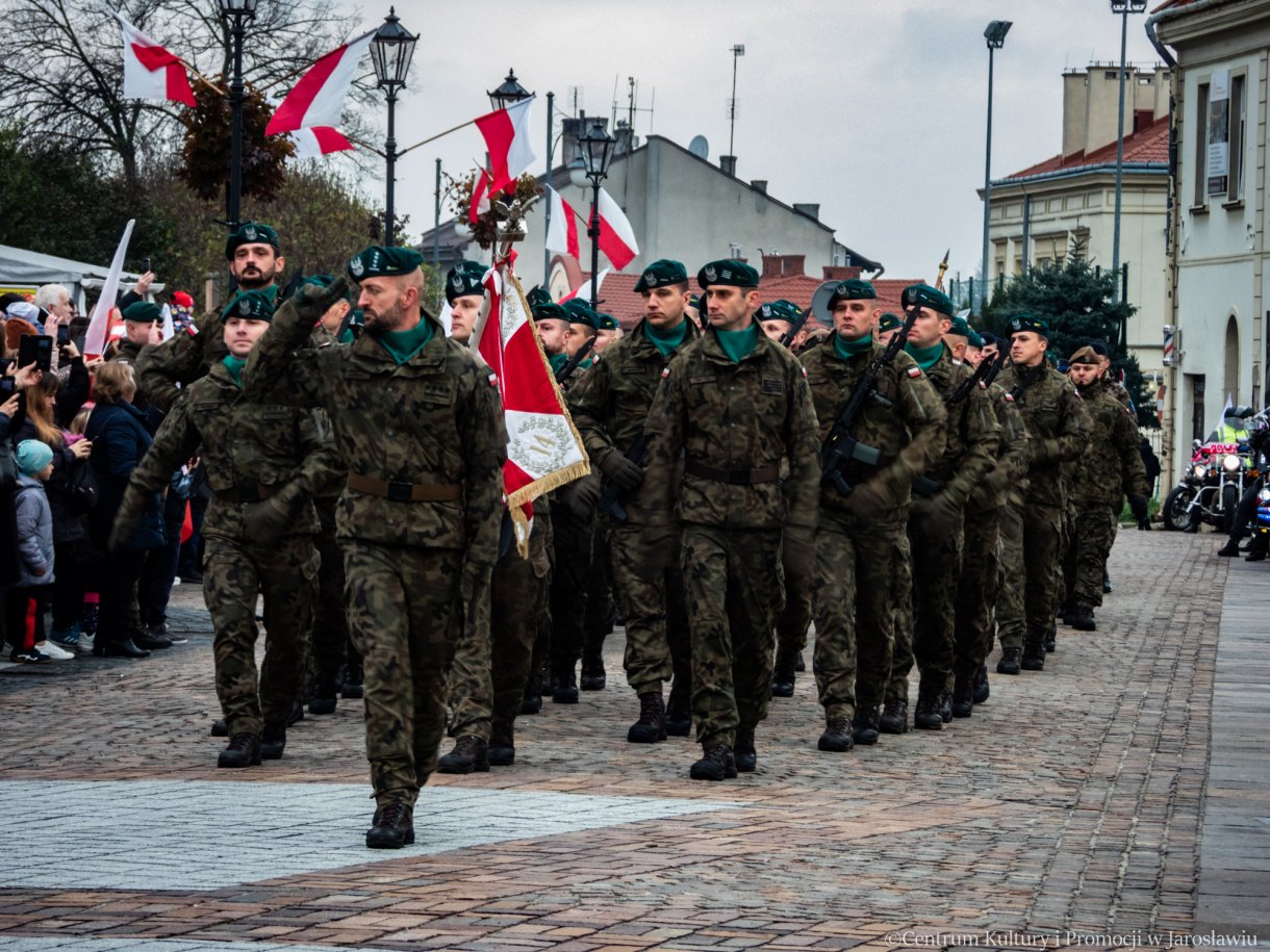 defilada pododdziałów w ramach obchodów święta niepodległości