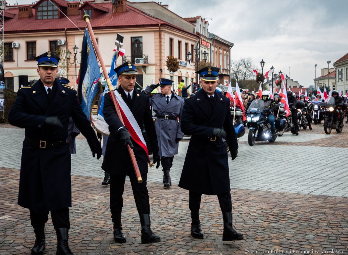 defilada pododdziałów oraz biało-czerwona parada motocyklistów z grupy Mototrasa Jarosław i Okolice w ramach obchodów święta niepodległości