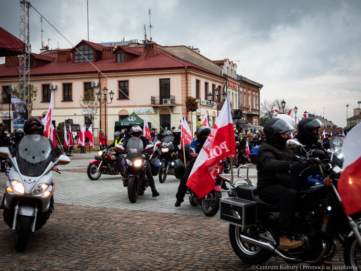 biało-czerwona parada motocyklistów z grupy Mototrasa Jarosław i Okolice w ramach obchodów święta niepodległości