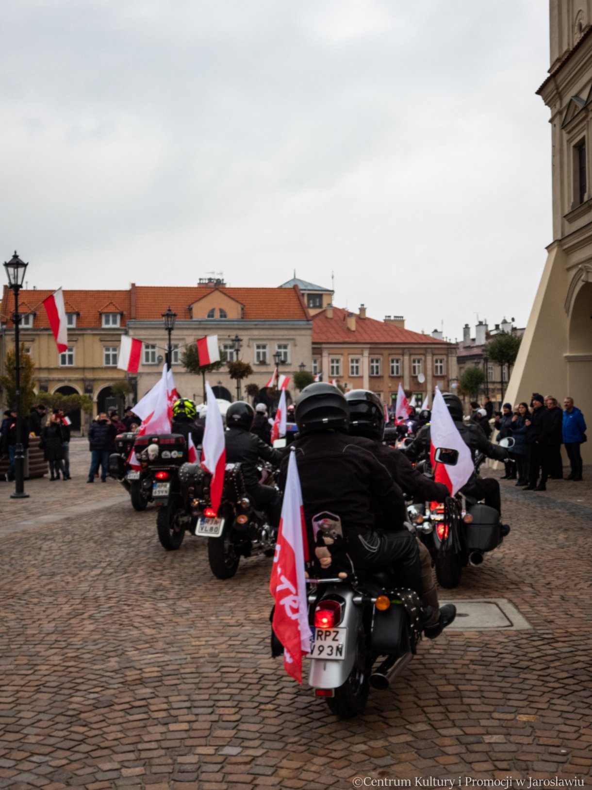 biało-czerwona parada motocyklistów z grupy Mototrasa Jarosław i Okolice w ramach obchodów święta niepodległości