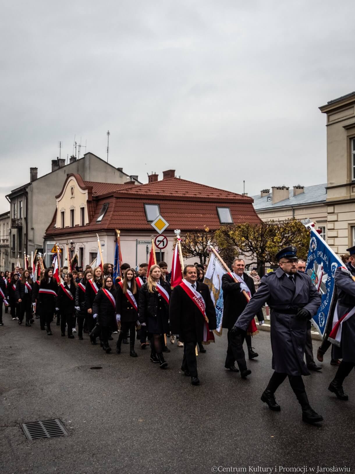 uroczyste przejście spod kolegiaty jarosławskiej na rynek gdzie miały miejsce obchody Dnia Niepodległości