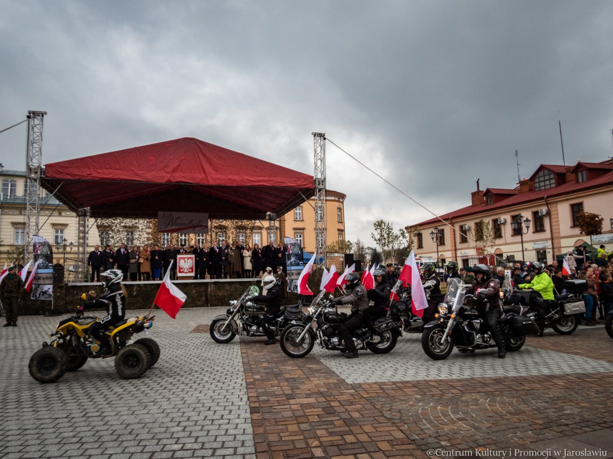 biało-czerwona parada motocyklistów z grupy Mototrasa Jarosław i Okolice w ramach obchodów święta niepodległości