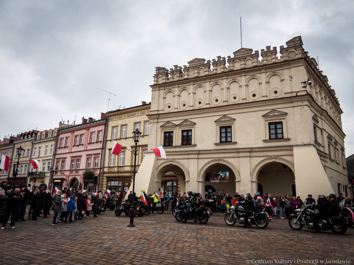 biało-czerwona parada motocyklistów z grupy Mototrasa Jarosław i Okolice w ramach obchodów święta niepodległości