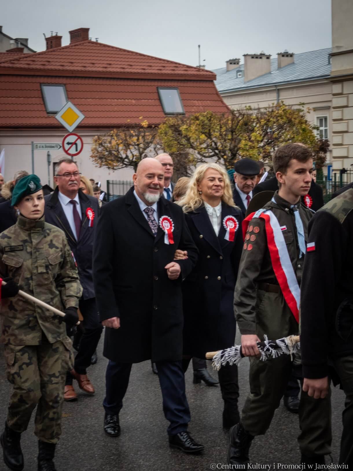 uroczyste przejście spod kolegiaty jarosławskiej na rynek gdzie miały miejsce obchody Dnia Niepodległości