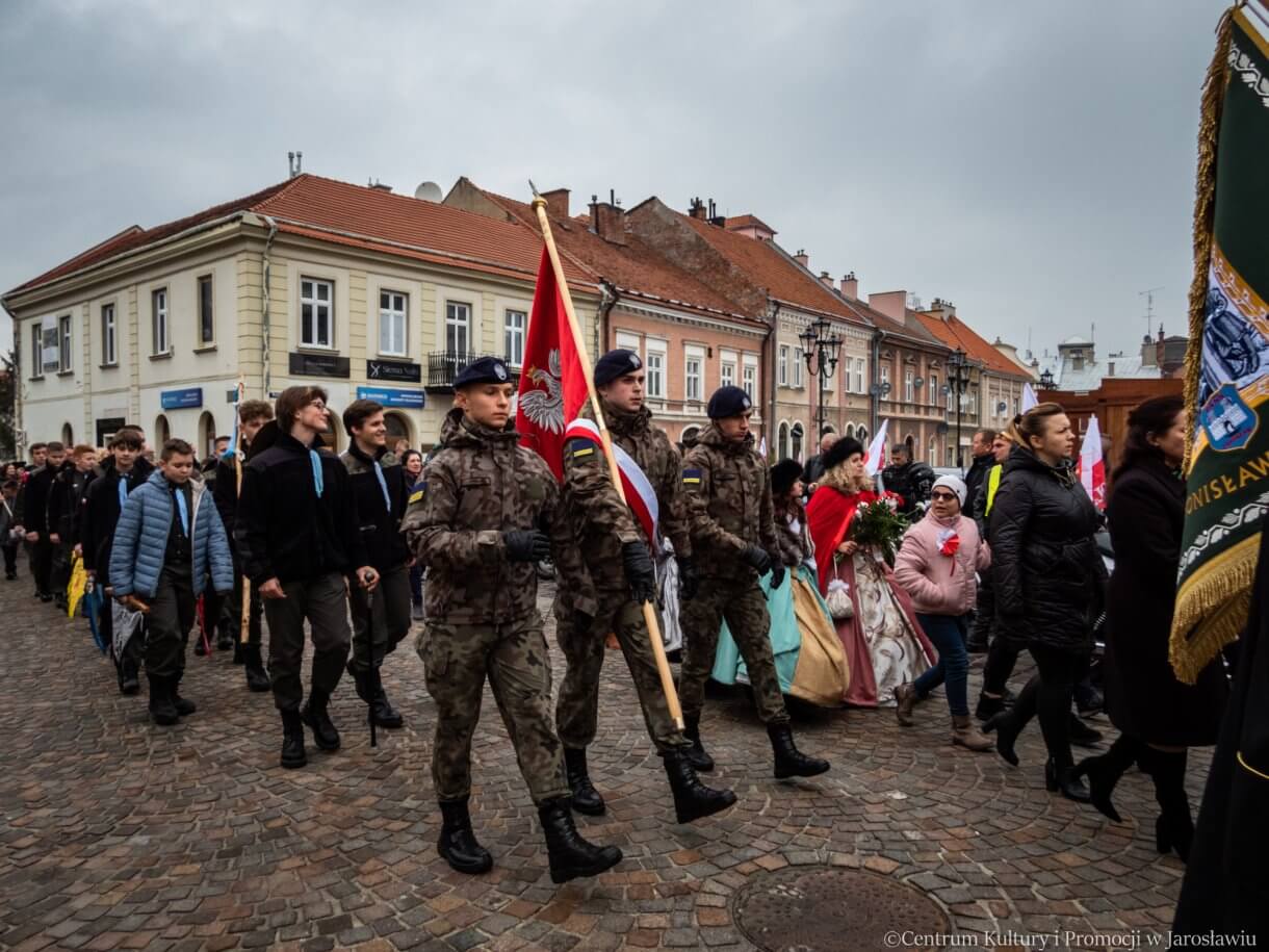 uroczyste przejście spod kolegiaty jarosławskiej na rynek gdzie miały miejsce obchody Dnia Niepodległości