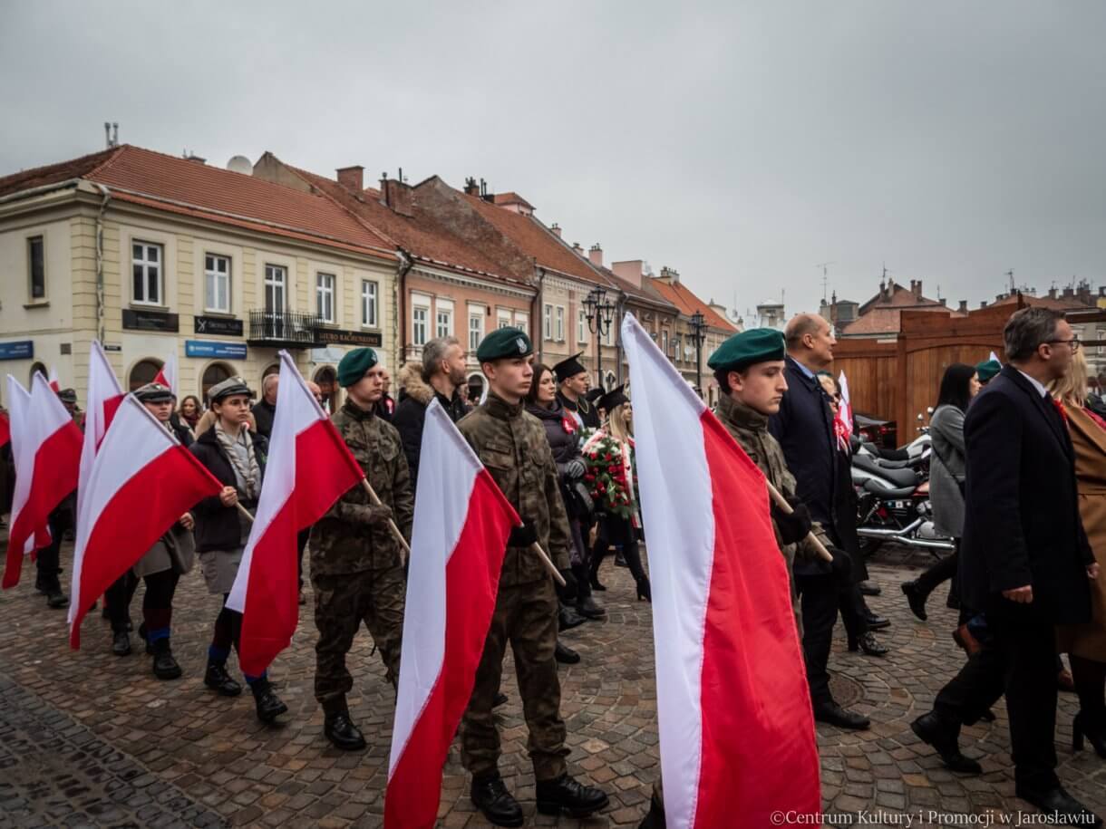 uroczyste przejście spod kolegiaty jarosławskiej na rynek gdzie miały miejsce obchody Dnia Niepodległości