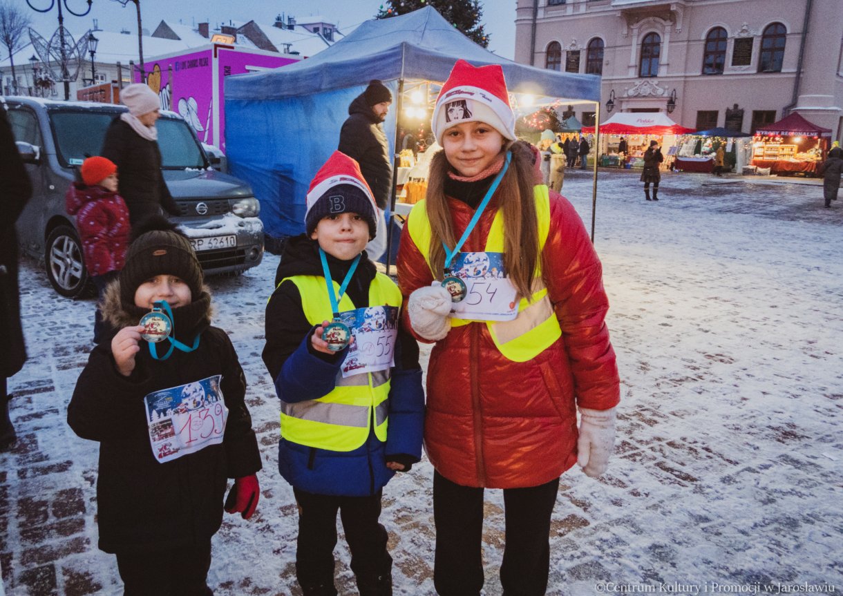 uczestnicy biegu mikołajkowego podczas Jarmarku Bozonarodzeniowego 2023