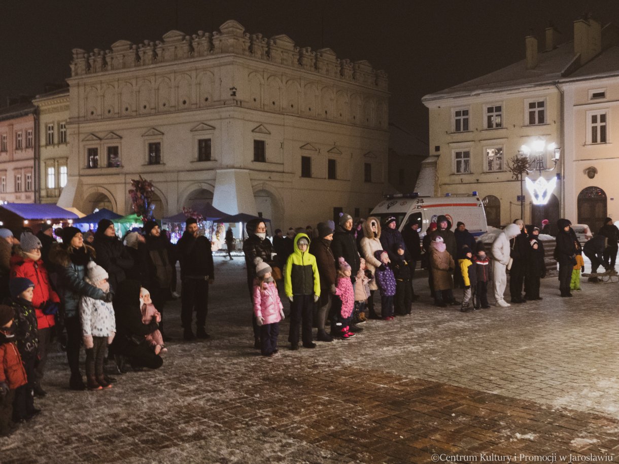 uczestnicy Jarmarku Bozonarodzeniowego 2023 podczas oglądania Bajki dla dzieci