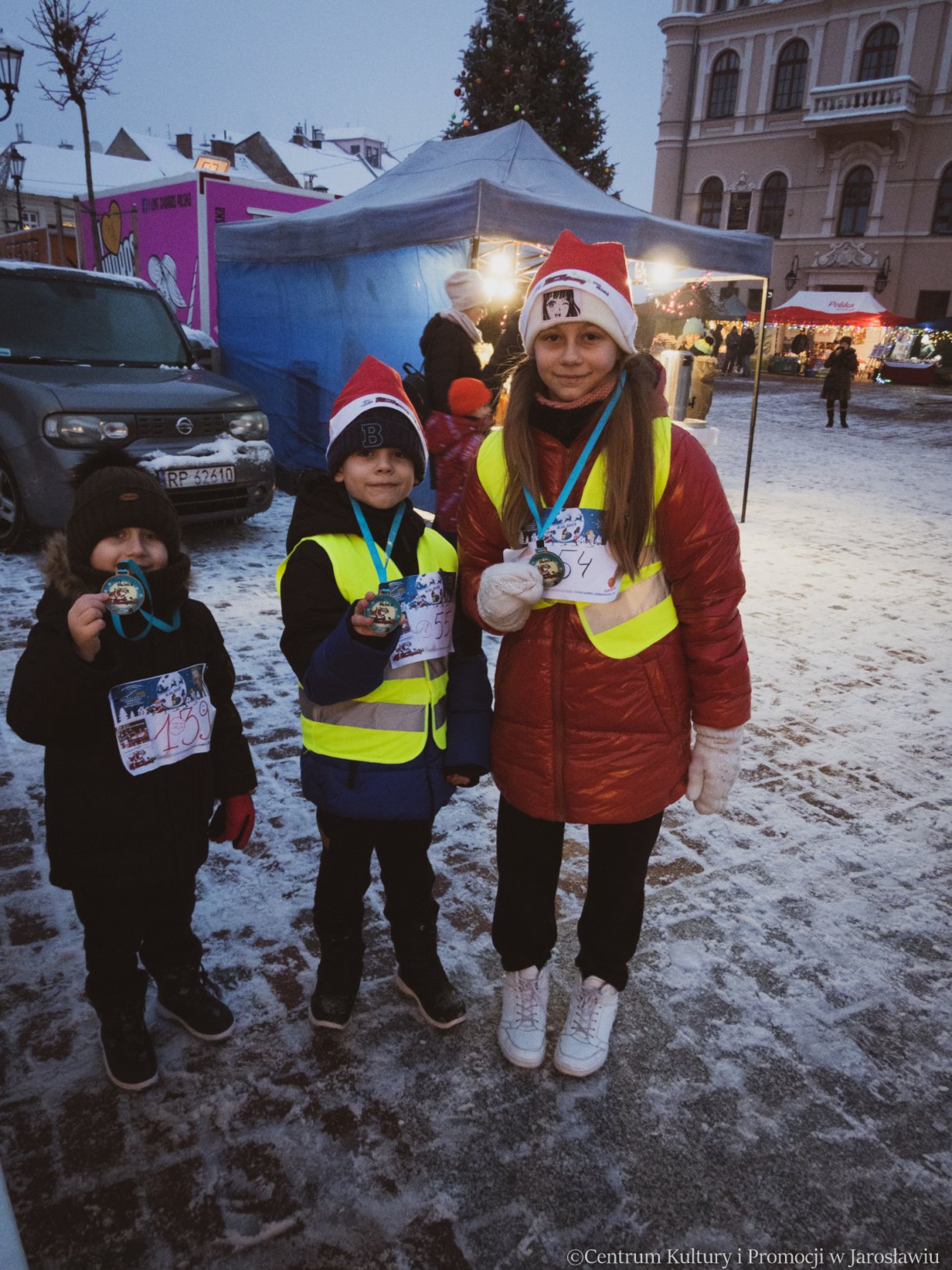 uczestnicy biegu mikołajkowego podczas Jarmarku Bozonarodzeniowego 2023