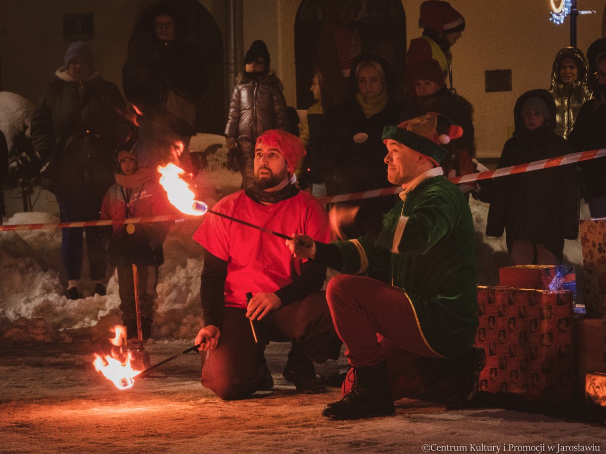 świąteczny pokaz ognia Jarmark Bozonarodzeniowy 2023