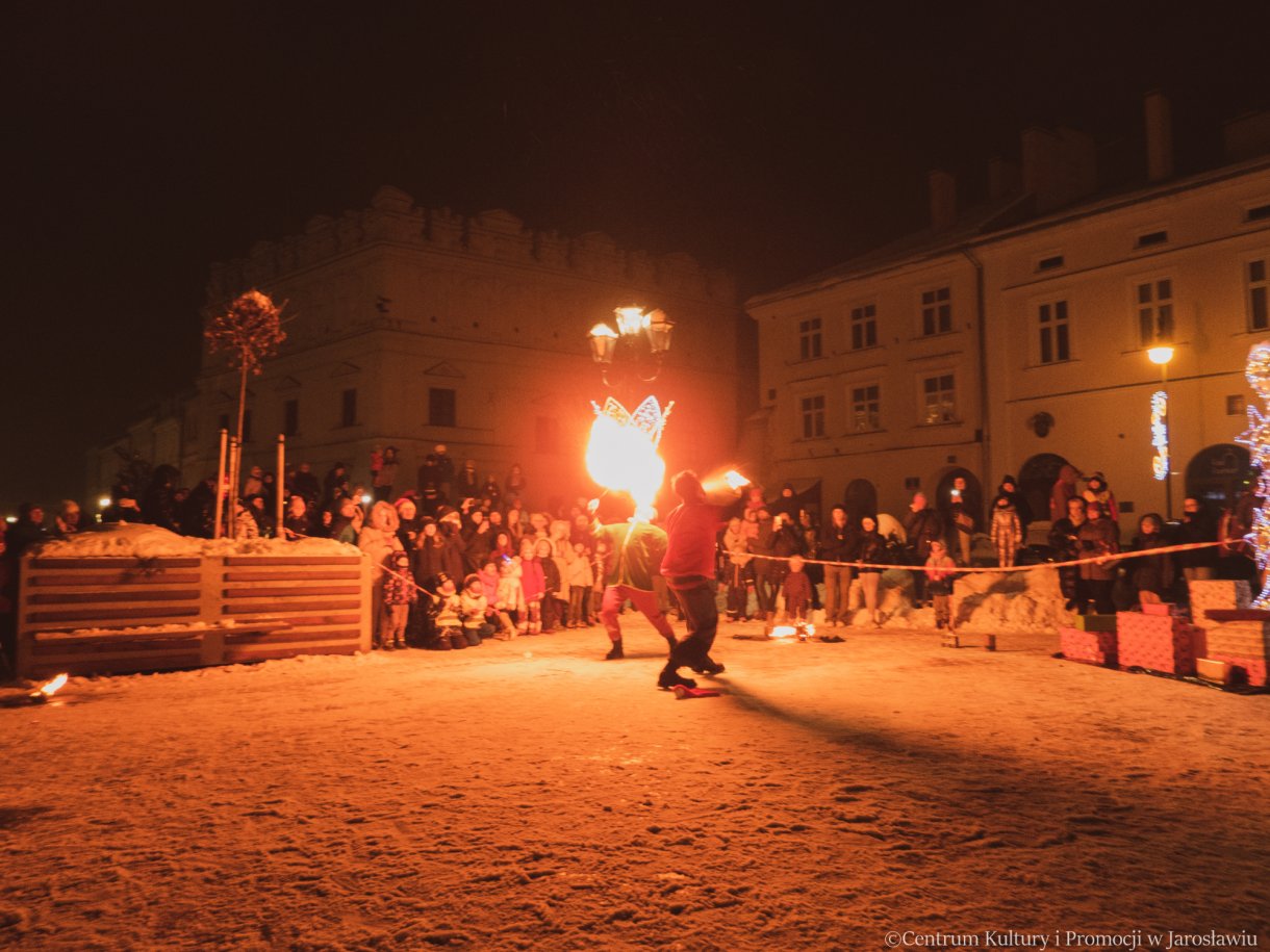 świąteczny pokaz ognia Jarmark Bozonarodzeniowy 2023