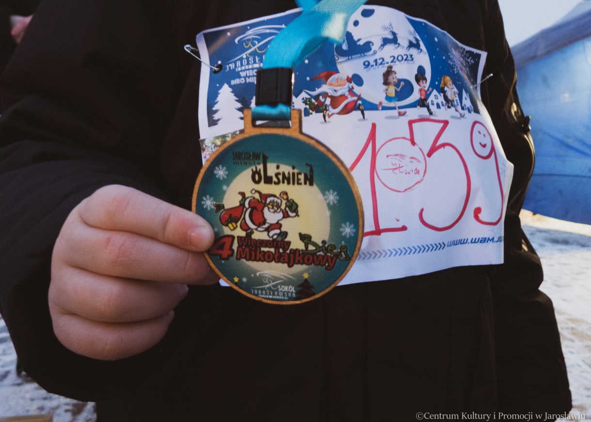 pamiątkowy medal z 4 bieg mikołajkowego podczas jarmarku bożonarodzeniowego 2023