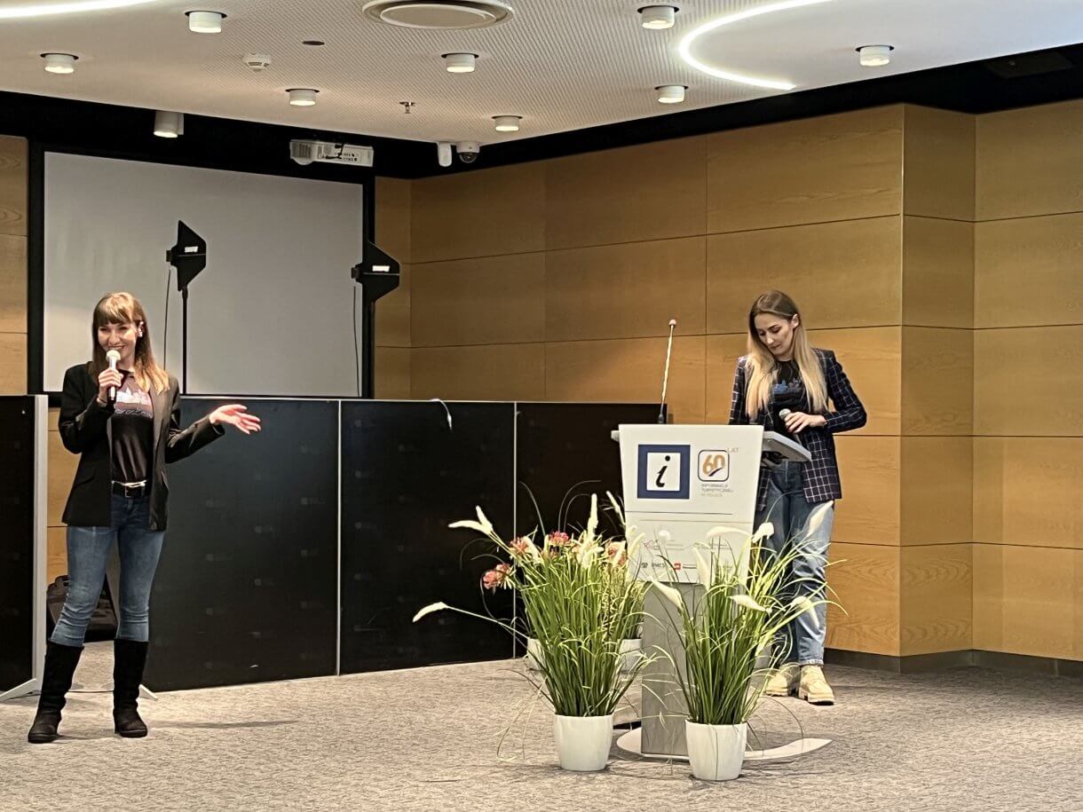 jubileuszowa gala z okazji 60-lecia informacji turystycznej w Polsce - przedstawicielki CIT w Jarosławiu prowadzą prezentację